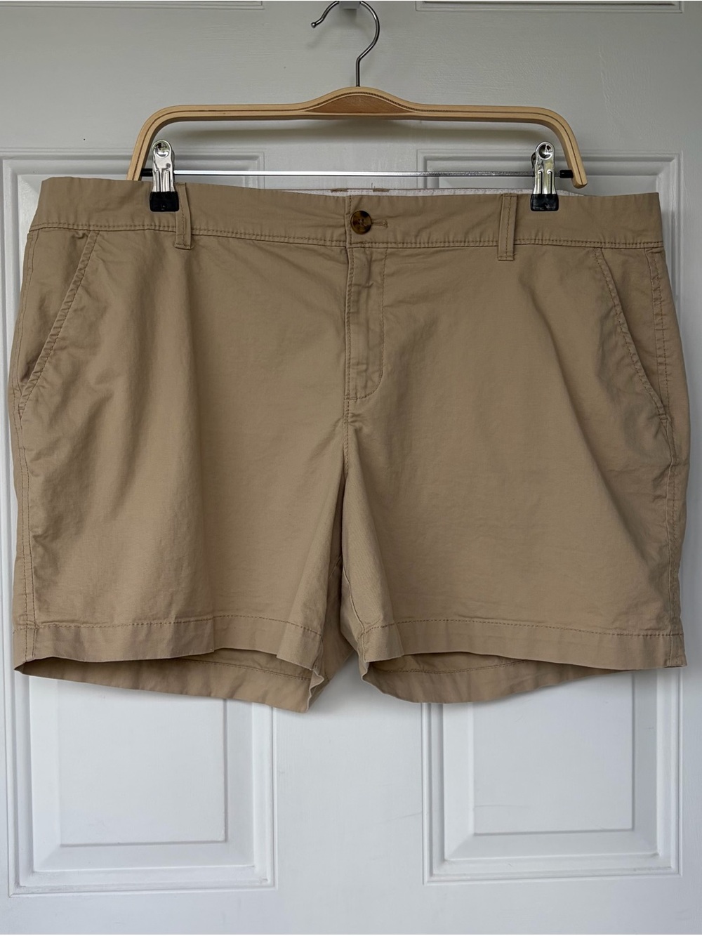 •Old Navy• Ladies Classic Khaki Shorts - Size 16